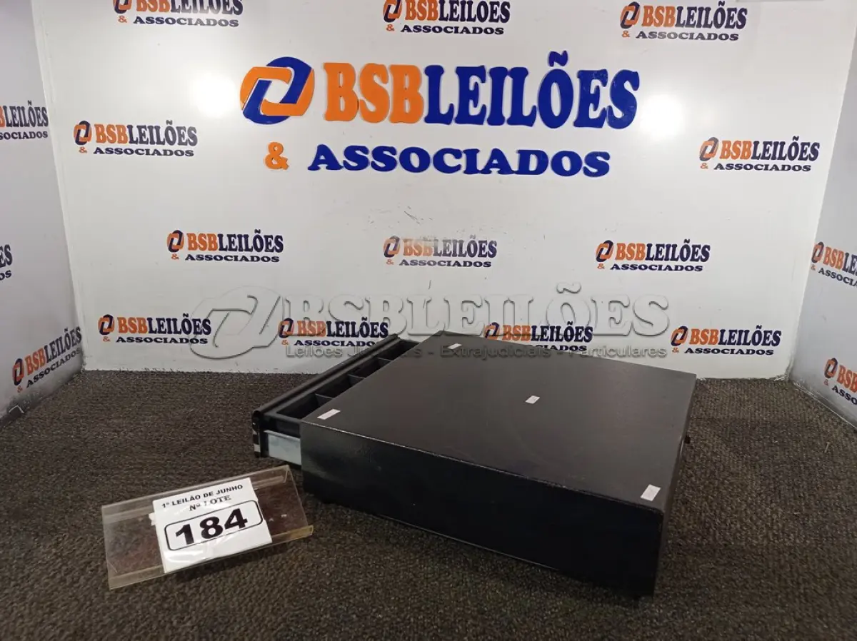 LOTE 184 - 01 CAIXA REGISTRADORA PARA DINHEIRO MANUAL. (NO ESTADO) ATENÇÃO! FAZER A VISITAÇÃO ANTES DE ARREMATAR, NÃO SABEMOS SE FUNCIONA. LEILÃO NÃO TEM GARANTIA E NEM DEVOLUÇÃO, SUJEITO A POSSÍVEIS AVARIAS VISÍVEIS/OCULTAS E/OU AUSÊNCIA DE COMPONENTES.