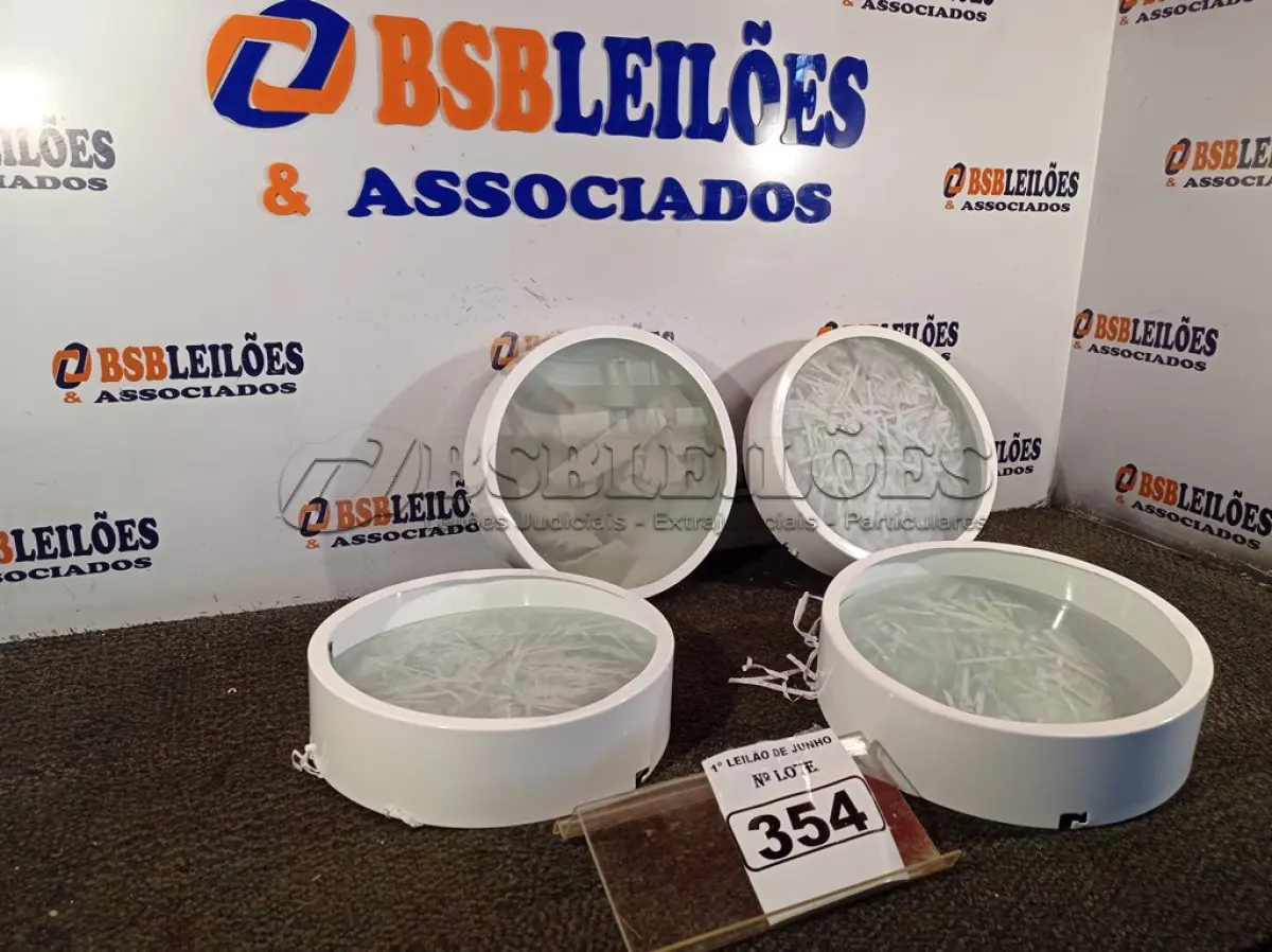 LOTE 354 - 04 LUMINÁRIAS. (NO ESTADO) ATENÇÃO! FAZER A VISITAÇÃO ANTES DE ARREMATAR, NÃO SABEMOS SE FUNCIONA. LEILÃO NÃO TEM GARANTIA E NEM DEVOLUÇÃO, SUJEITO A POSSÍVEIS AVARIAS VISÍVEIS/OCULTAS E/OU AUSÊNCIA DE COMPONENTES.