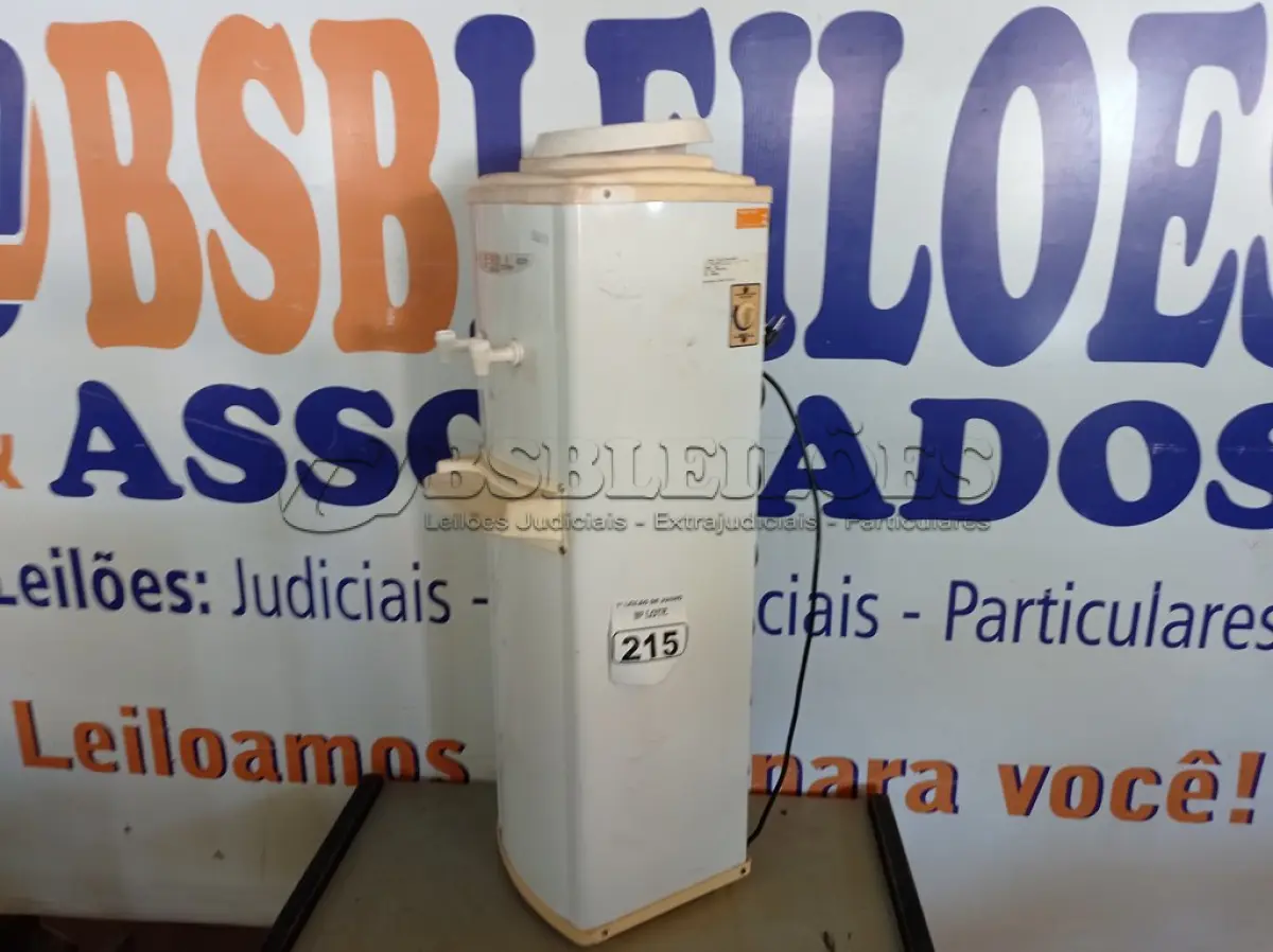 LOTE 215 - 01 BEBEDOURO REFRIGERADO MARCA LIBELL. (NO ESTADO) ATENÇÃO! FAZER A VISITAÇÃO ANTES DE ARREMATAR, NÃO SABEMOS SE FUNCIONA. LEILÃO NÃO TEM GARANTIA E NEM DEVOLUÇÃO, SUJEITO A POSSÍVEIS AVARIAS VISÍVEIS/OCULTAS E/OU AUSÊNCIA DE COMPONENTES.