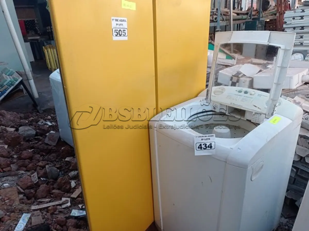 LOTE 434 - 01 GELADEIRA E 01 MÁQUINA DE LEVAR MARCA ELECTROLUX PARA RETIRADA DE PEÇAS. (NO ESTADO) ATENÇÃO! FAZER A VISITAÇÃO ANTES DE ARREMATAR, NÃO SABEMOS SE FUNCIONA. LEILÃO NÃO TEM GARANTIA E NEM DEVOLUÇÃO, SUJEITO A POSSÍVEIS AVARIAS VISÍVEIS/OCULTAS E/OU AUSÊNCIA DE COMPONENTES.