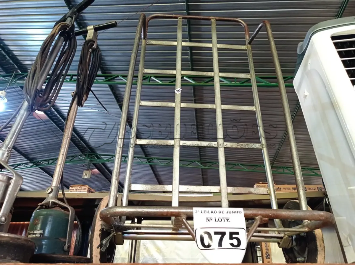 LOTE 075 - 01 CARRINHO PARA CARGA. (NO ESTADO) ATENÇÃO! FAZER A VISITAÇÃO ANTES DE ARREMATAR, NÃO SABEMOS SE FUNCIONA. LEILÃO NÃO TEM GARANTIA E NEM DEVOLUÇÃO, SUJEITO A POSSÍVEIS AVARIAS VISÍVEIS/OCULTAS E/OU AUSÊNCIA DE COMPONENTES.