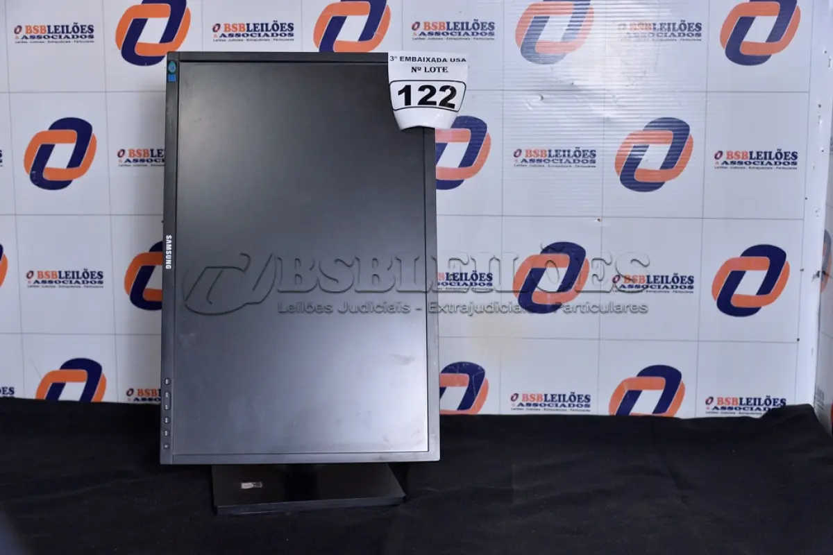 LOTE 122 - 01 MONITOR 22’’ LCD SEM O PÉ MARCA SAMSUNG. (NO ESTADO) AV9705U