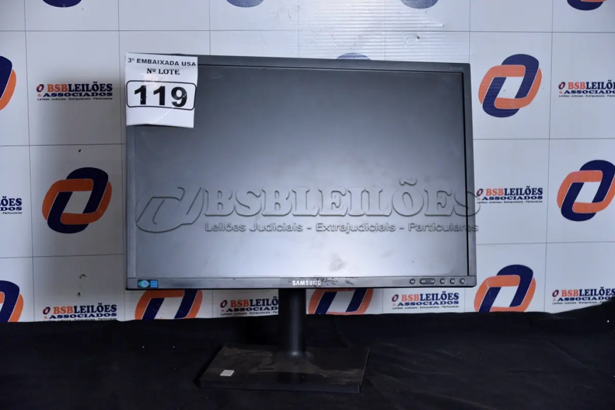 LOTE 119 - 01 MONITOR 19’’ LCD COM PÉ MARCA HYUNDAI. (NO ESTADO) AV9706M