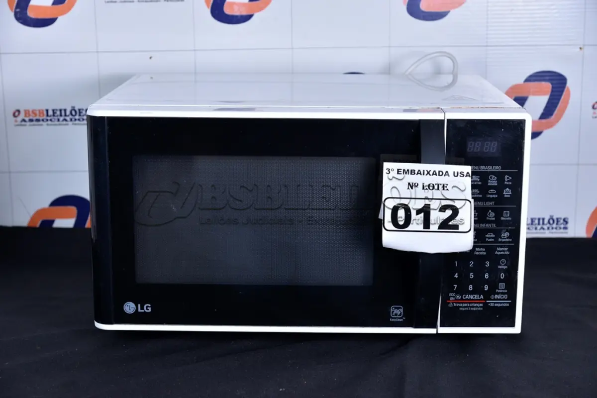 LOTE 012 - 01 FORNO MICRO-ONDAS 30L MARCA LG 220V. (OVEN, MICROWAVE) (NO ESTADO) BH1501A