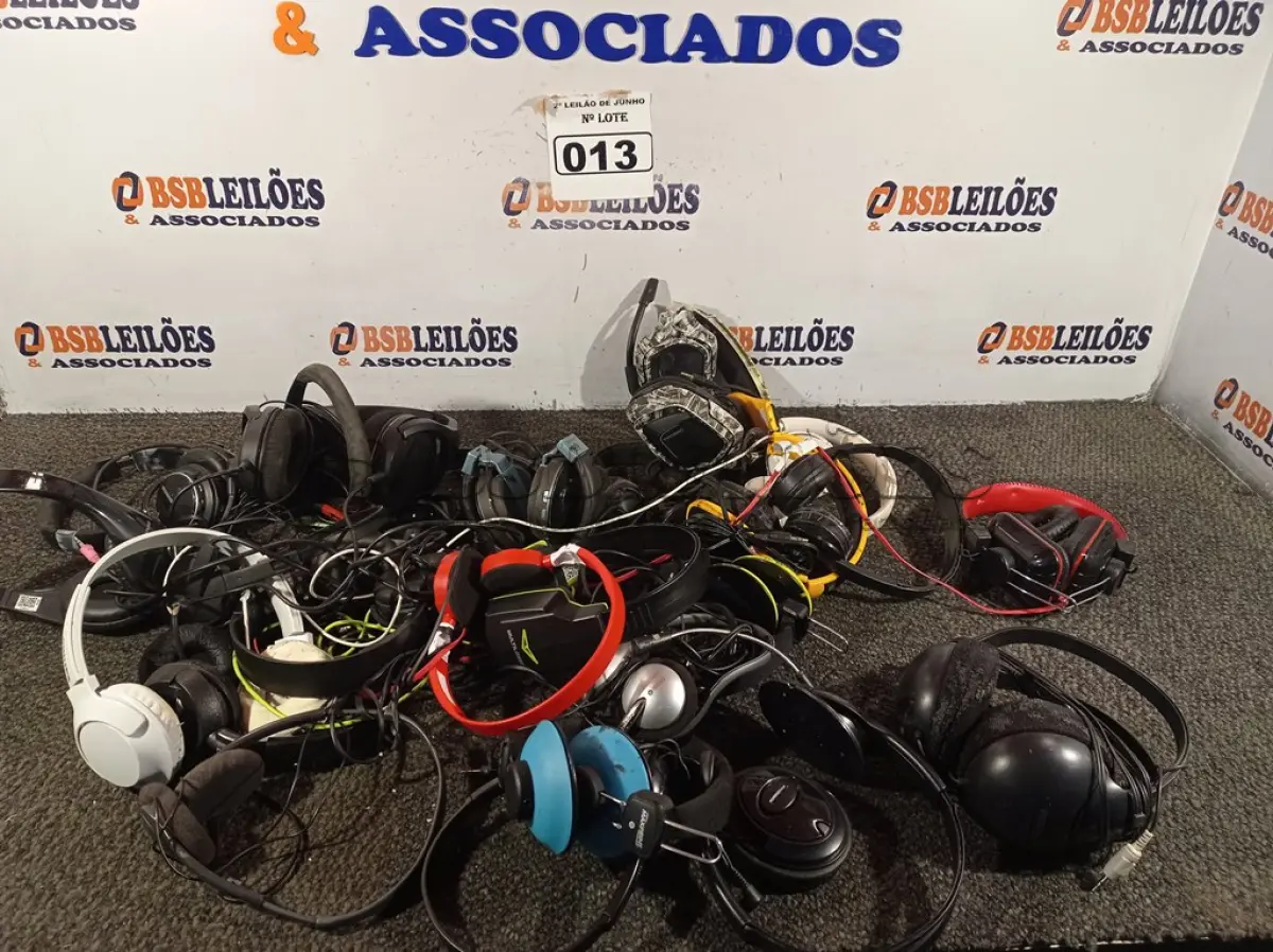 LOTE 013 - 01 LOTE COM FONES DE OUVIDO. (NO ESTADO) ATENÇÃO! FAZER A VISITAÇÃO ANTES DE ARREMATAR, NÃO SABEMOS SE FUNCIONA. LEILÃO NÃO TEM GARANTIA E NEM DEVOLUÇÃO, SUJEITO A POSSÍVEIS AVARIAS VISÍVEIS/OCULTAS E/OU AUSÊNCIA DE COMPONENTES.