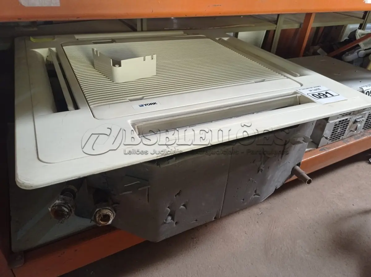 LOTE 091 - 01 EVAPORADORA DE TETO MARCA YORK. (NO ESTADO) ATENÇÃO! FAZER A VISITAÇÃO ANTES DE ARREMATAR, NÃO SABEMOS SE FUNCIONA. LEILÃO NÃO TEM GARANTIA E NEM DEVOLUÇÃO, SUJEITO A POSSÍVEIS AVARIAS VISÍVEIS/OCULTAS E/OU AUSÊNCIA DE COMPONENTES.