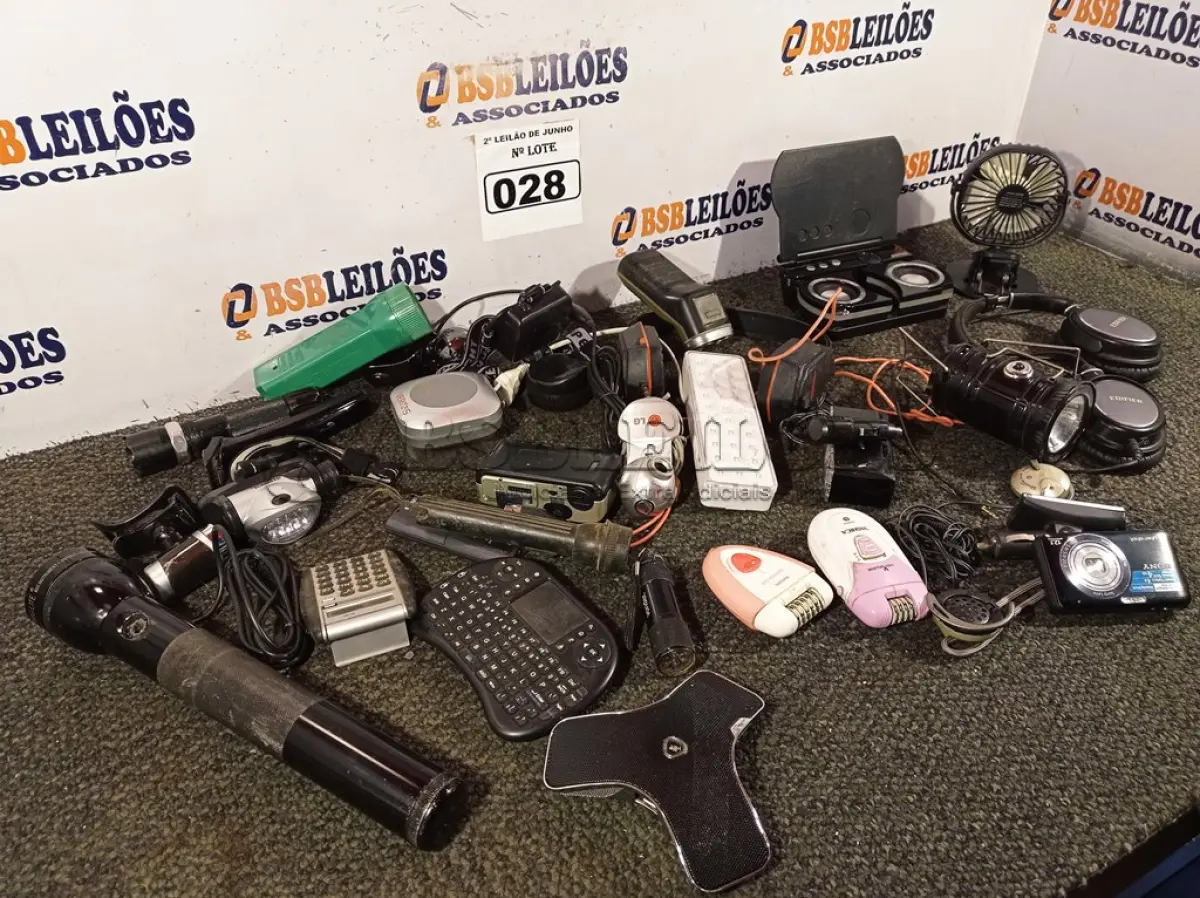 LOTE 028 - 01 LOTE COM 02 FONES DE OUVIDO, LANTERNAS, CALCULADORA, MÁQUINA FOTOGRÁFICA, CÂMERA PARA COMPUTADOR E DIVERSOS. (NO ESTADO) ATENÇÃO! FAZER A VISITAÇÃO ANTES DE ARREMATAR, NÃO SABEMOS SE FUNCIONA. LEILÃO NÃO TEM GARANTIA E NEM DEVOLUÇÃO, SUJEITO A POSSÍVEIS AVARIAS VISÍVEIS/OCULTAS E/OU AUSÊNCIA DE COMPONENTES.