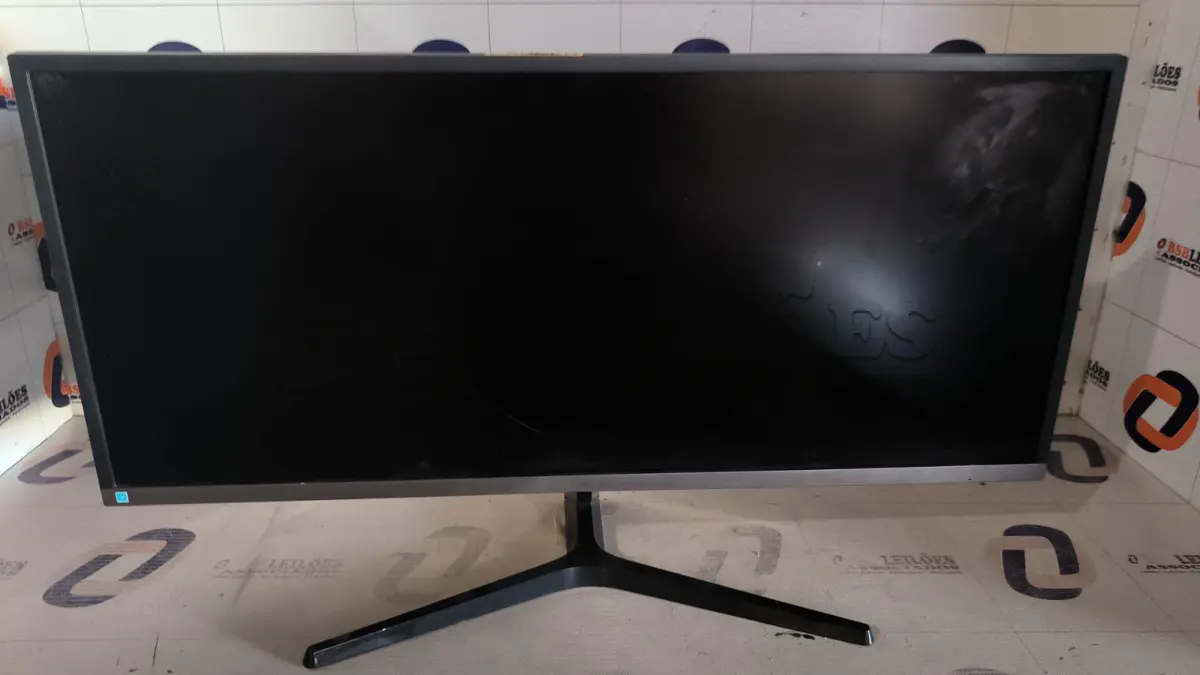 LOTE 180 - 01 MONITOR 34’’ MARCA SAMSUNG COM AVARIAS. (DISPLAY) (NO ESTADO) TELA TRINCADA BC9723S