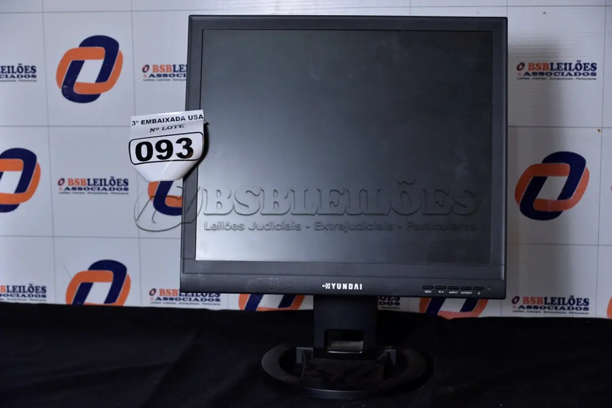 LOTE 093 - 01 MONITOR 19’’ LCD COM PÉ MARCA HYUNDAI. (NO ESTADO) AV9706T