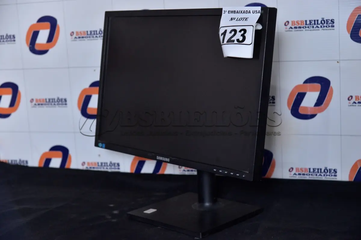 LOTE 123 - 01 MONITOR 22’’ LCD SEM O PÉ MARCA SAMSUNG. (NO ESTADO) AV9705L