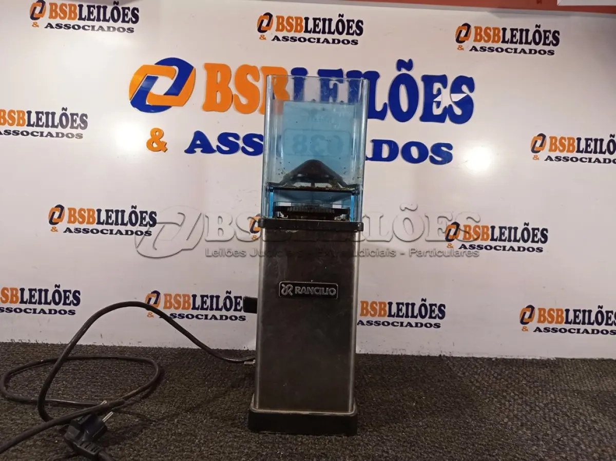 LOTE 038 - 01 MOEDOR DE CAFÉ 230V RANCILIO. (NO ESTADO) ATENÇÃO! FAZER A VISITAÇÃO ANTES DE ARREMATAR, NÃO SABEMOS SE FUNCIONA. LEILÃO NÃO TEM GARANTIA E NEM DEVOLUÇÃO, SUJEITO A POSSÍVEIS AVARIAS VISÍVEIS/OCULTAS E/OU AUSÊNCIA DE COMPONENTES.