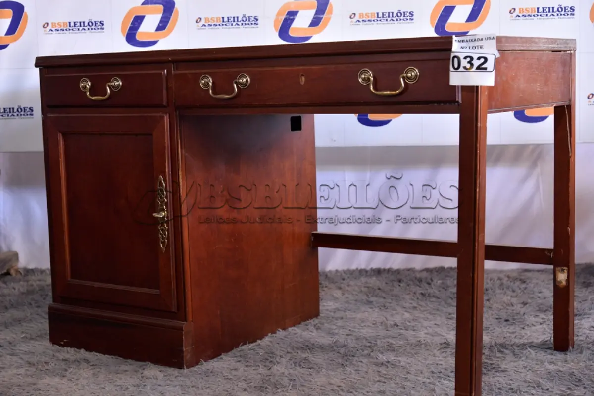 LOTE 032 - 01 MESA DE MADEIRA COM 02 GAVETAS E 01 COMPARTIMENTO (DESK, HOUSEHOLD, STAANDARD) (NO ESTADO) BF8640B