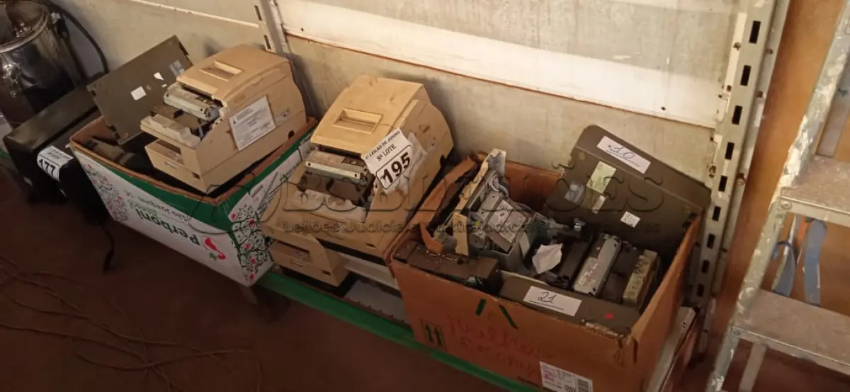 LOTE 195 - 01 LOTE COM PEÇAS DE IMPRESSORAS DE CUPOM E MATERIAIS DIVERSOS. (NO ESTADO) ATENÇÃO! FAZER A VISITAÇÃO ANTES DE ARREMATAR, NÃO SABEMOS SE FUNCIONA. LEILÃO NÃO TEM GARANTIA E NEM DEVOLUÇÃO, SUJEITO A POSSÍVEIS AVARIAS VISÍVEIS/OCULTAS E/OU AUSÊNCIA DE COMPONENTES.