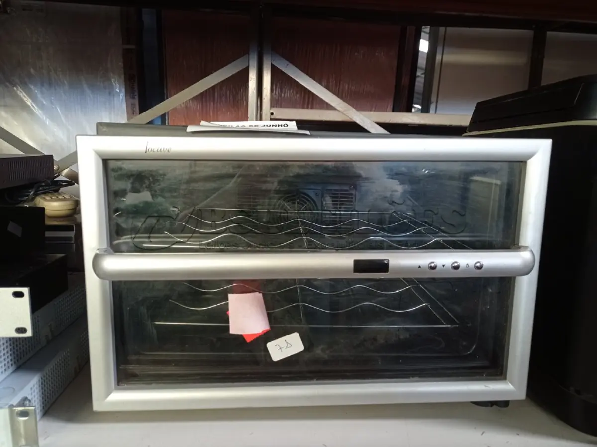LOTE 088 - 01 ADEGA CLIMATIZADA PARA VINHOS, MODELO:T8D4905 220V.(NO ESTADO) ATENÇÃO! FAZER A VISITAÇÃO ANTES DE ARREMATAR, NÃO SABEMOS SE FUNCIONA. LEILÃO NÃO TEM GARANTIA E NEM DEVOLUÇÃO, SUJEITO A POSSÍVEIS AVARIAS VISÍVEIS/OCULTAS E/OU AUSÊNCIA DE COMPONENTES.