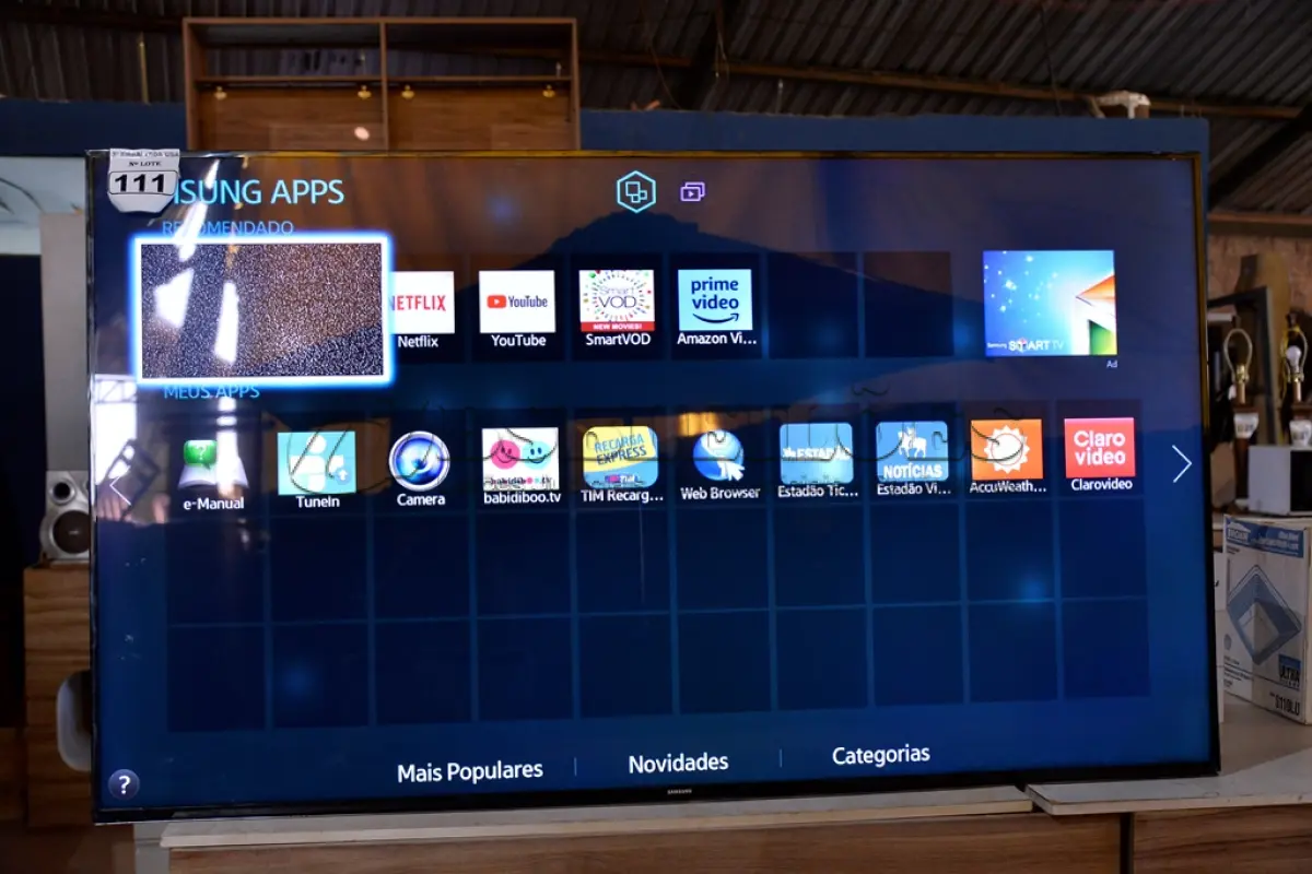 LOTE 111 - 01 TV SMART 75’’ MARCA SAMSUNG SEM CONTROLE E SEM O PÉ. (NO ESTADO) AV9490R