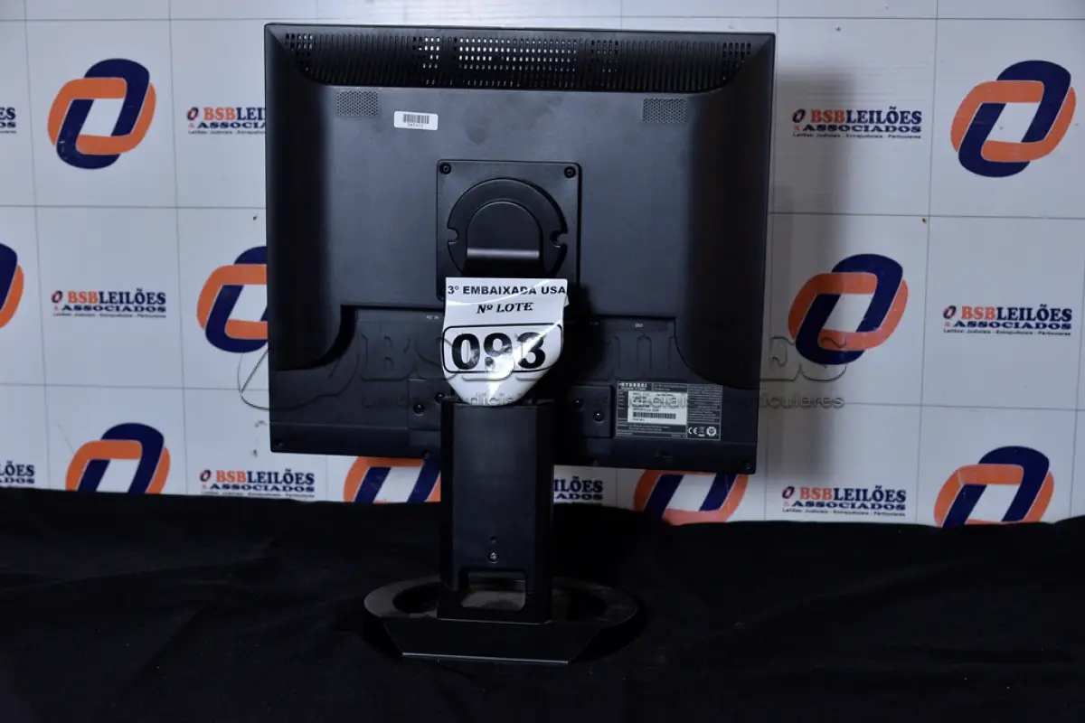 LOTE 093 - 01 MONITOR 19’’ LCD COM PÉ MARCA HYUNDAI. (NO ESTADO) AV9706T