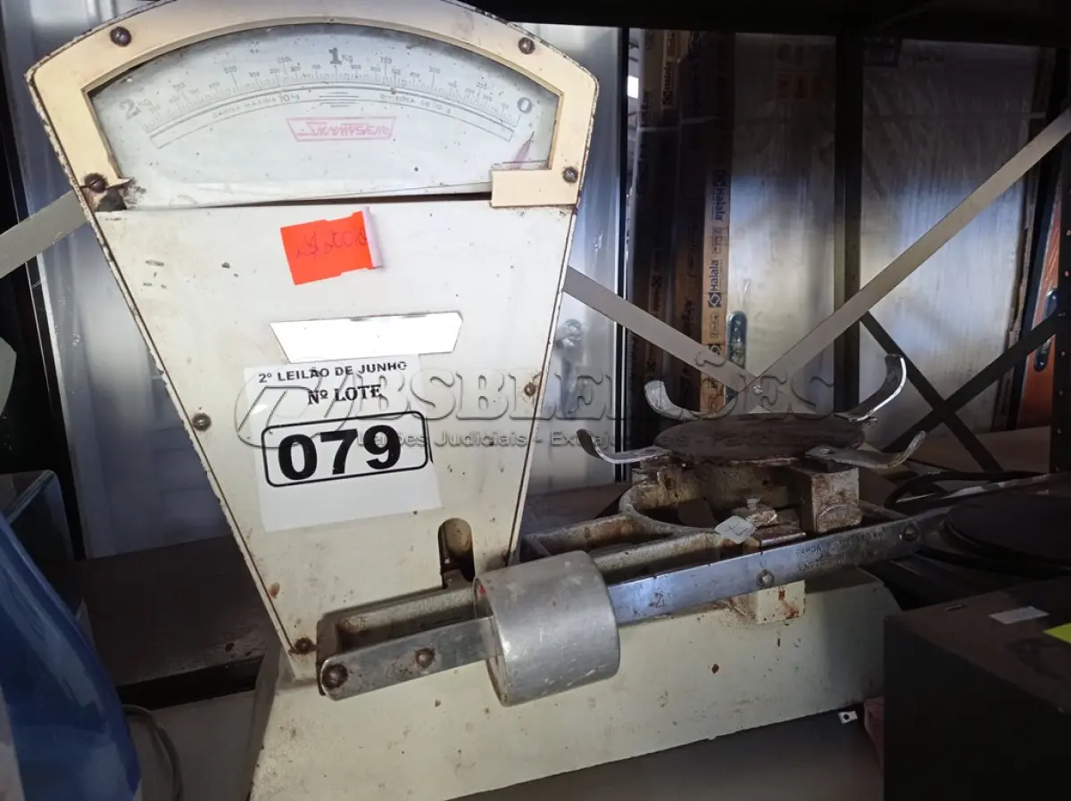 LOTE 079 - 01 BALANÇA ANTIGA COM CAPACIDADE MÁXIMA DE 10 KG INCOMPLETA. (NO ESTADO) ATENÇÃO! FAZER A VISITAÇÃO ANTES DE ARREMATAR, NÃO SABEMOS SE FUNCIONA. LEILÃO NÃO TEM GARANTIA E NEM DEVOLUÇÃO, SUJEITO A POSSÍVEIS AVARIAS VISÍVEIS/OCULTAS E/OU AUSÊNCIA DE COMPONENTES.