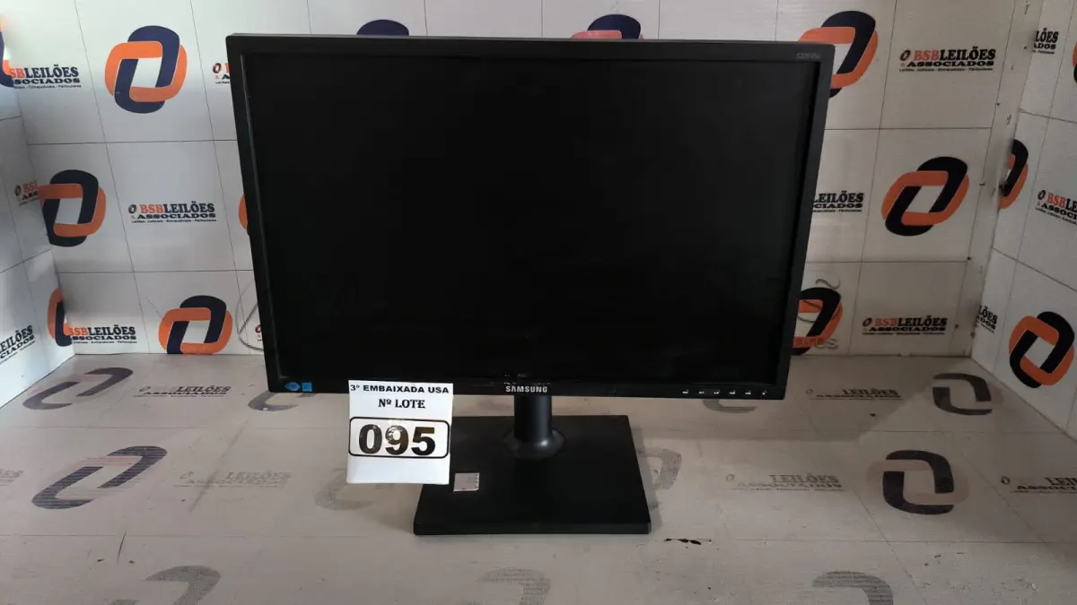 LOTE 095 - 01 MONITOR 22’’ MARCA SAMSUNG COM PÉ (NO ESTADO) AV9706C