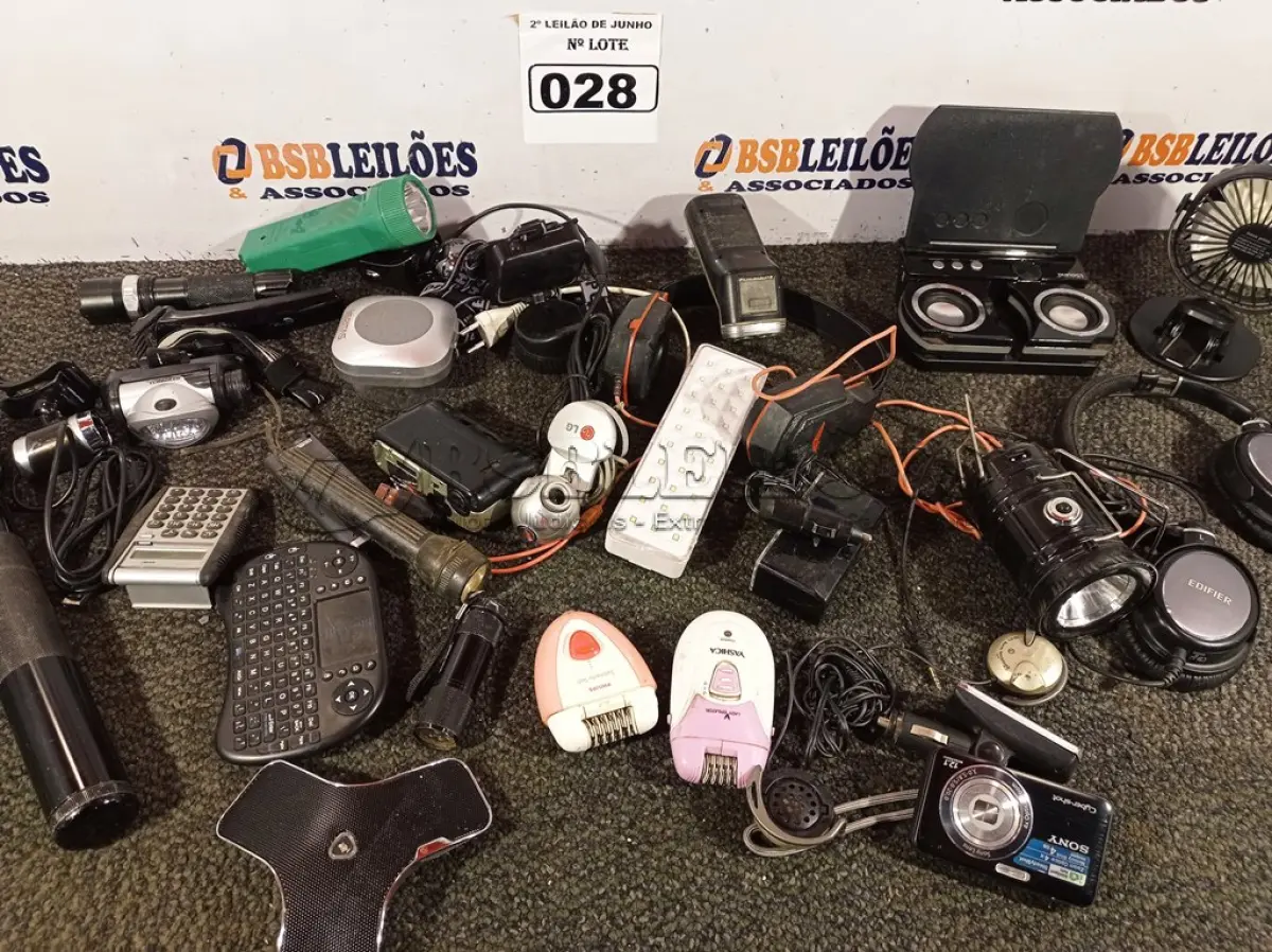LOTE 028 - 01 LOTE COM 02 FONES DE OUVIDO, LANTERNAS, CALCULADORA, MÁQUINA FOTOGRÁFICA, CÂMERA PARA COMPUTADOR E DIVERSOS. (NO ESTADO) ATENÇÃO! FAZER A VISITAÇÃO ANTES DE ARREMATAR, NÃO SABEMOS SE FUNCIONA. LEILÃO NÃO TEM GARANTIA E NEM DEVOLUÇÃO, SUJEITO A POSSÍVEIS AVARIAS VISÍVEIS/OCULTAS E/OU AUSÊNCIA DE COMPONENTES.