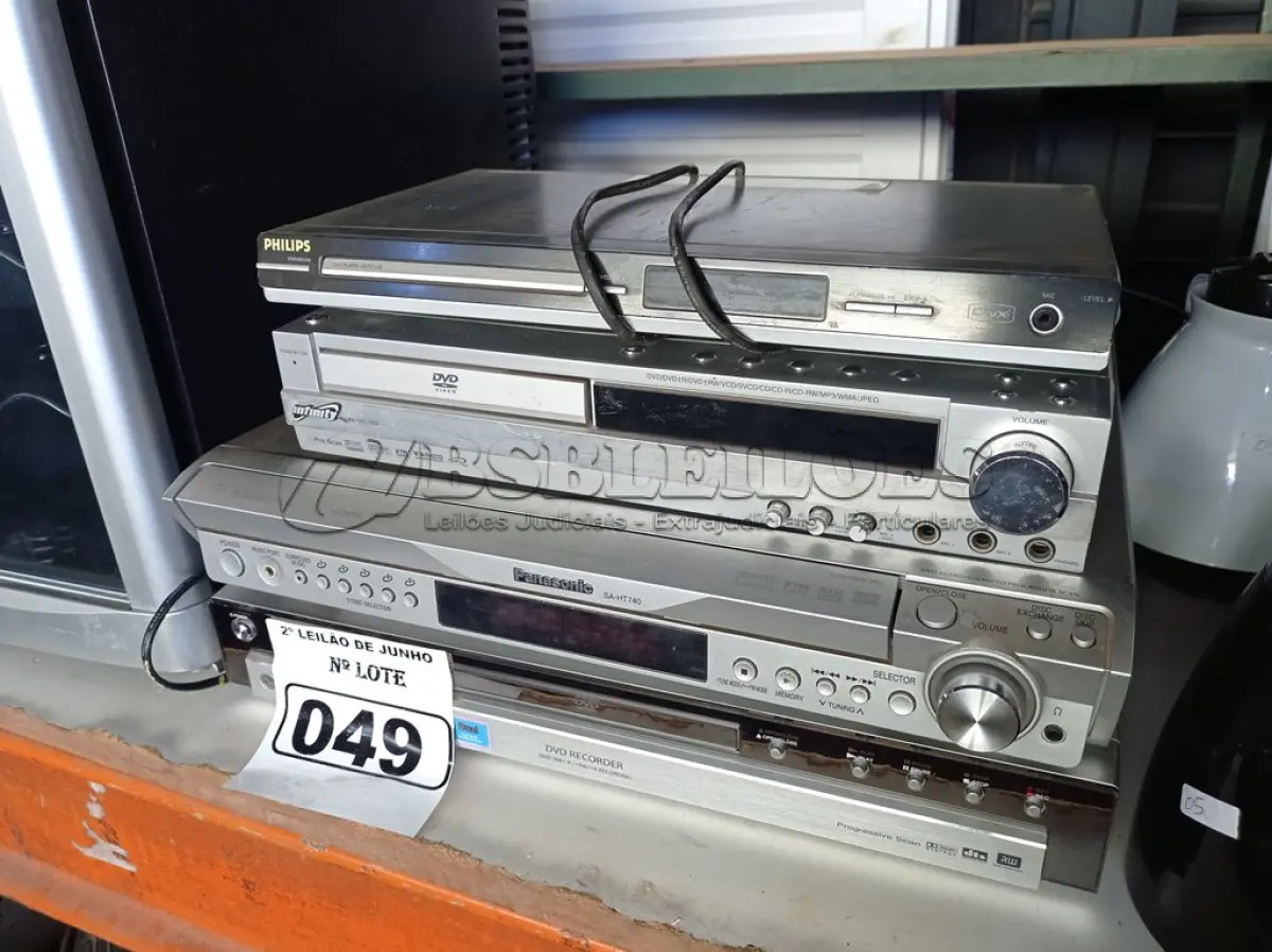 LOTE 049 - 04 DVDS MARCAS E MODELOS DIVERSOS. (NO ESTADO) ATENÇÃO! FAZER A VISITAÇÃO ANTES DE ARREMATAR, NÃO SABEMOS SE FUNCIONA. LEILÃO NÃO TEM GARANTIA E NEM DEVOLUÇÃO, SUJEITO A POSSÍVEIS AVARIAS VISÍVEIS/OCULTAS E/OU AUSÊNCIA DE COMPONENTES.