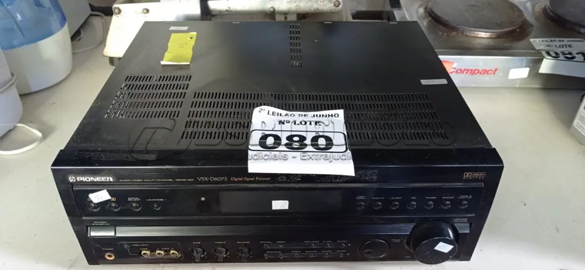 LOTE 080 - 01 RECEIVER MODELO VSX- D607S. (NO ESTADO) ATENÇÃO! FAZER A VISITAÇÃO ANTES DE ARREMATAR, NÃO SABEMOS SE FUNCIONA. LEILÃO NÃO TEM GARANTIA E NEM DEVOLUÇÃO, SUJEITO A POSSÍVEIS AVARIAS VISÍVEIS/OCULTAS E/OU AUSÊNCIA DE COMPONENTES.