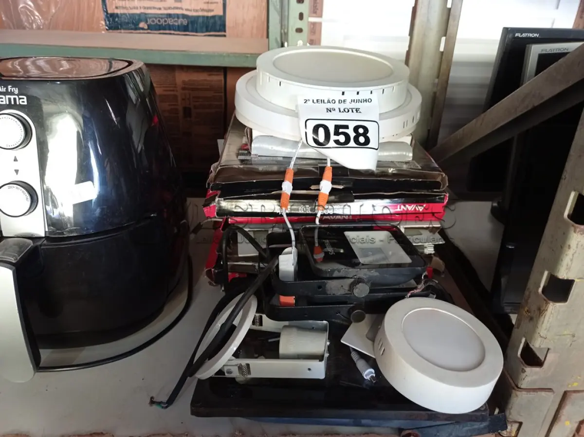 LOTE 058 - 01 LOTE COM VÁRIAS LUMINÁRIAS DE DIVERSOS MODELOS. (NO ESTADO) ATENÇÃO! FAZER A VISITAÇÃO ANTES DE ARREMATAR, NÃO SABEMOS SE FUNCIONA. LEILÃO NÃO TEM GARANTIA E NEM DEVOLUÇÃO, SUJEITO A POSSÍVEIS AVARIAS VISÍVEIS/OCULTAS E/OU AUSÊNCIA DE COMPONENTES.
