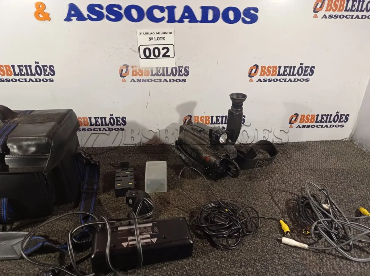LOTE 002 - 01 CÂMERA FILMADORA COM CARREGADOR, BATERIA, CABOS, FLASH E CASE MARCA PANASONIC PALMCORDER AFX8 DIGITAL FAD. (NO ESTADO) ATENÇÃO! FAZER A VISITAÇÃO ANTES DE ARREMATAR, NÃO SABEMOS SE FUNCIONA. LEILÃO NÃO TEM GARANTIA E NEM DEVOLUÇÃO, SUJEITO A POSSÍVEIS AVARIAS VISÍVEIS/OCULTAS E/OU AUSÊNCIA DE COMPONENTES.