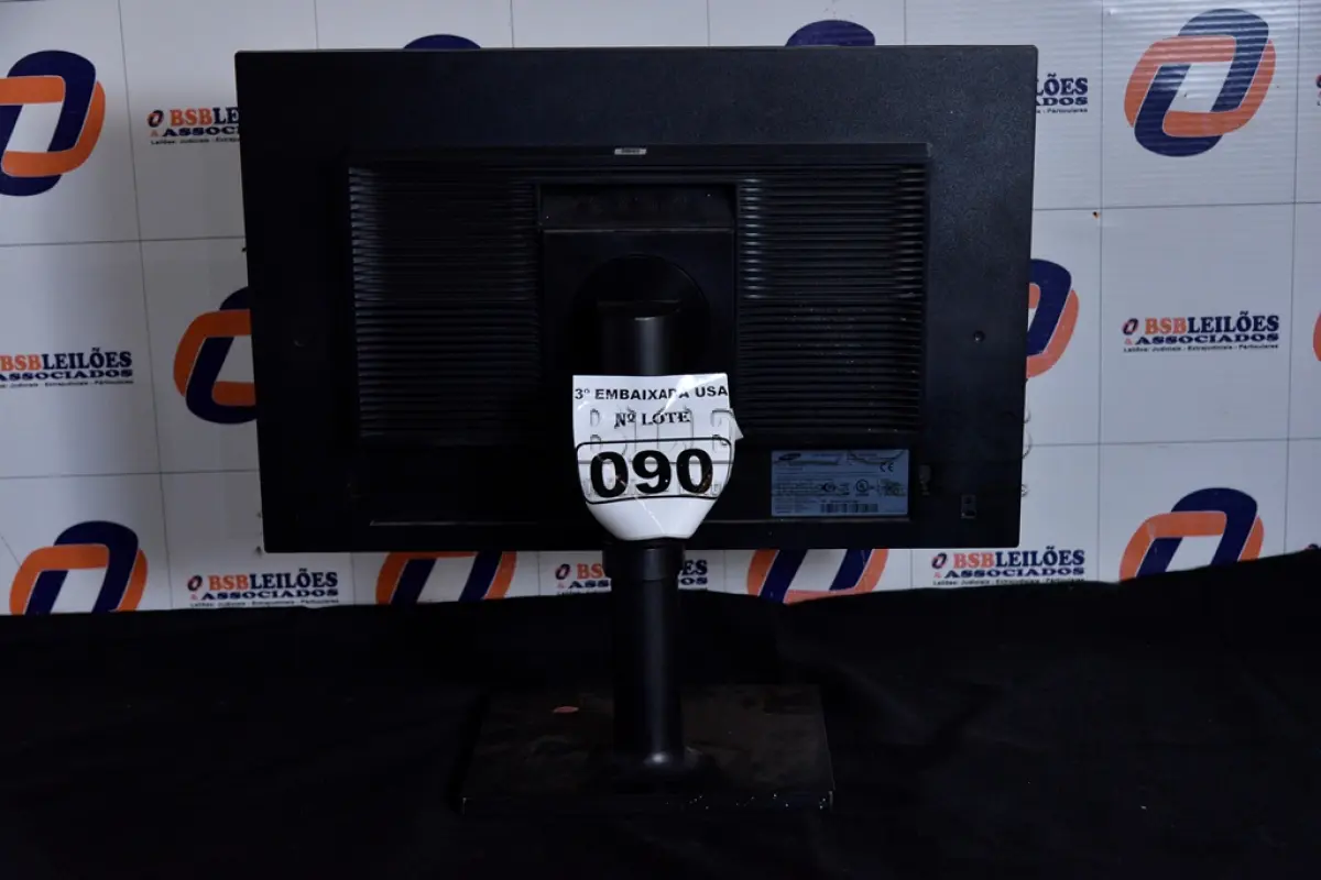 LOTE 090 - 01 MONITOR 22’’ MARCA SAMSUNG COM PÉ. (NO ESTADO) AV9705Y