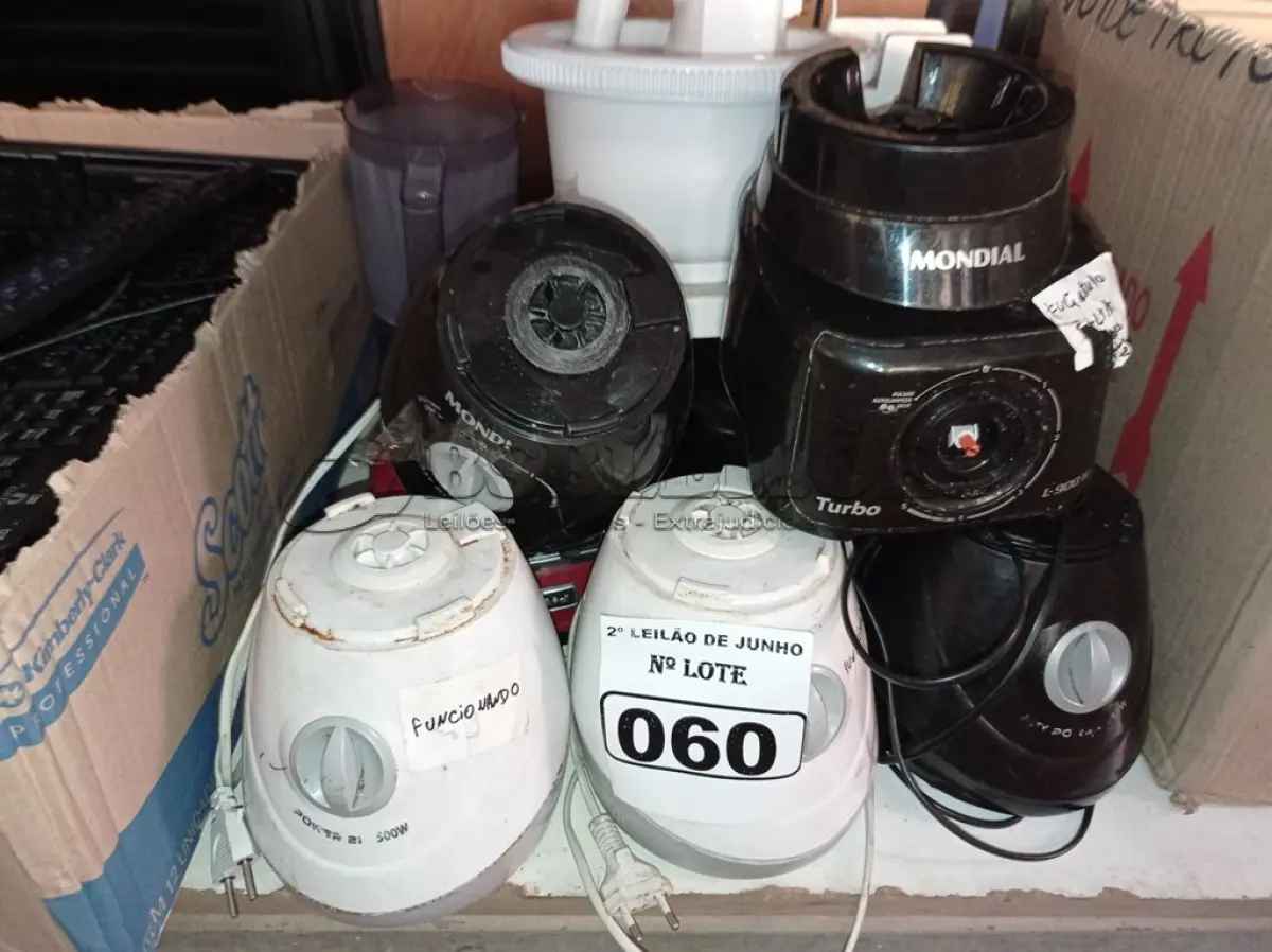 LOTE 060 - 09 BASES DE LIQUIDIFICADOR, 01 BATEDEIRA E 01 COPO DE LIQUIDIFICADOR. (NO ESTADO) ATENÇÃO! FAZER A VISITAÇÃO ANTES DE ARREMATAR, NÃO SABEMOS SE FUNCIONA. LEILÃO NÃO TEM GARANTIA E NEM DEVOLUÇÃO, SUJEITO A POSSÍVEIS AVARIAS VISÍVEIS/OCULTAS E/OU AUSÊNCIA DE COMPONENTES.