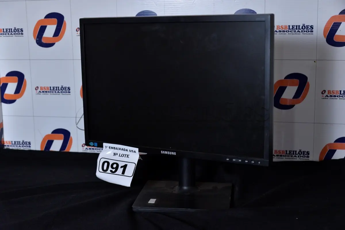 LOTE 091 - 01 MONITOR 22’’ MARCA SAMSUNG COM PÉ. (NO ESTADO) AV9706W