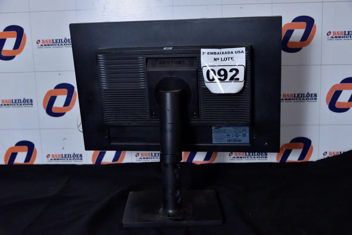 LOTE 092 - 01 MONITOR 22’’ MARCA SAMSUNG COM PÉ. (NO ESTADO) AV9705P