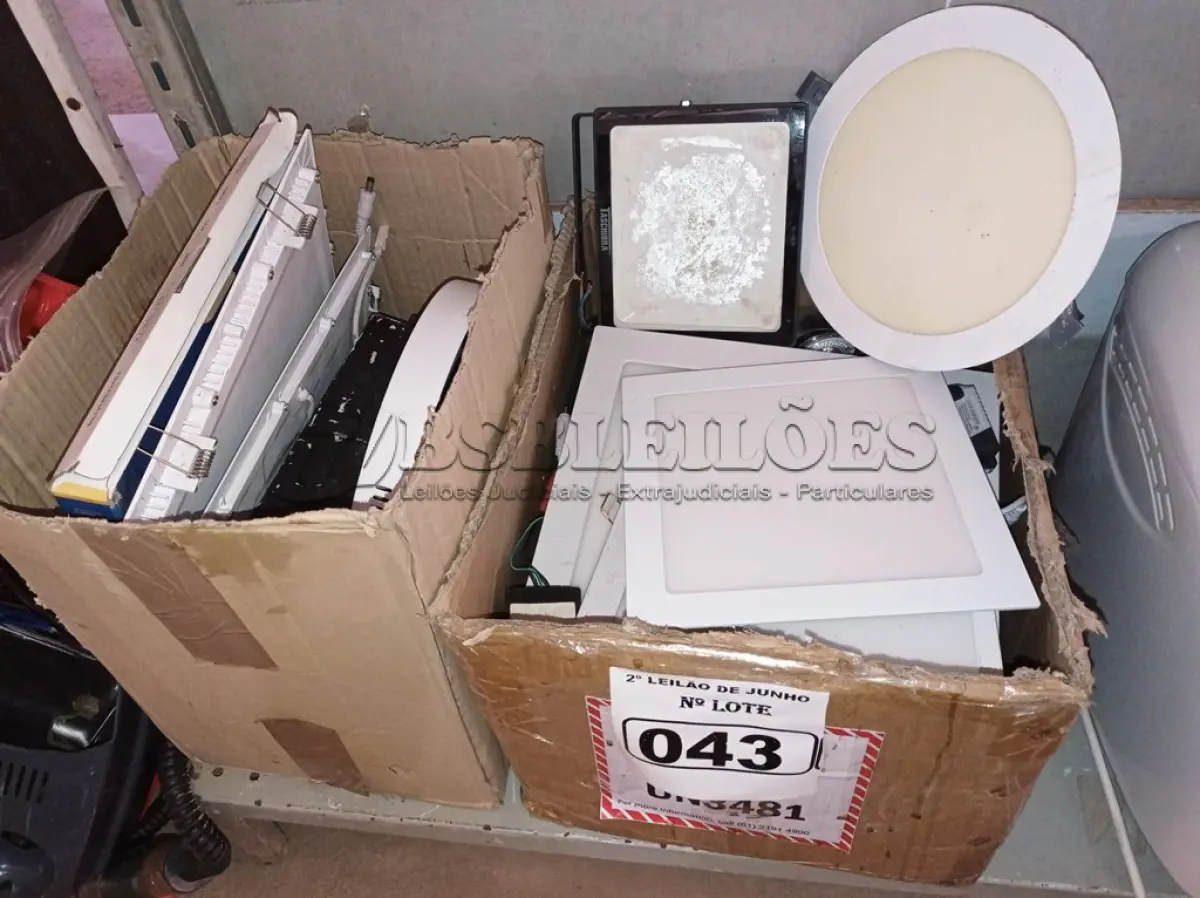 LOTE 043 - 01 LOTE COM VÁRIAS LUMINÁRIAS. (NO ESTADO) ATENÇÃO! FAZER A VISITAÇÃO ANTES DE ARREMATAR, NÃO SABEMOS SE FUNCIONA. LEILÃO NÃO TEM GARANTIA E NEM DEVOLUÇÃO, SUJEITO A POSSÍVEIS AVARIAS VISÍVEIS/OCULTAS E/OU AUSÊNCIA DE COMPONENTES.