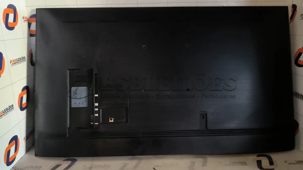 LOTE 181 - 01 SMART TV 55’’ MARCA SAMSUNG SEM CONTROLE COM AVARIAS. (SAMSUNG TELEVISION) (NO ESTADO) BJ7204L