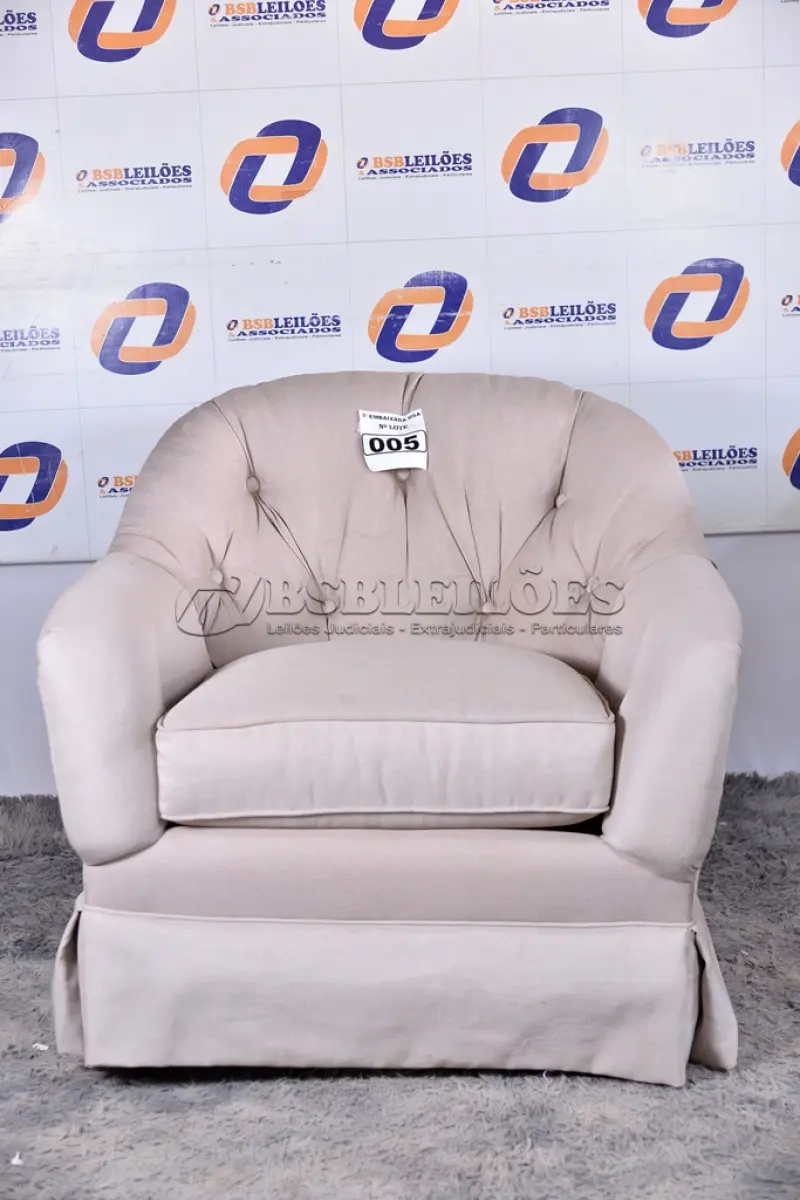 LOTE 005 - 01 POLTRONA COM AVARIAS EM 01 DOS PÉS.  (CHAIR, HSLD, EASY) (NO ESTADO) AV9981G