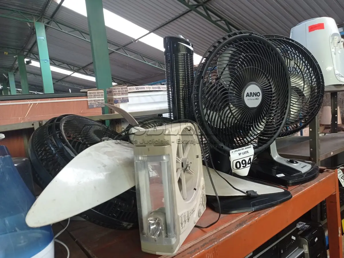 LOTE 094 - 01 LOTE COM VENTILADORES PARA RETIRADA DE PEÇAS. (NO ESTADO) ATENÇÃO! FAZER A VISITAÇÃO ANTES DE ARREMATAR, NÃO SABEMOS SE FUNCIONA. LEILÃO NÃO TEM GARANTIA E NEM DEVOLUÇÃO, SUJEITO A POSSÍVEIS AVARIAS VISÍVEIS/OCULTAS E/OU AUSÊNCIA DE COMPONENTES.