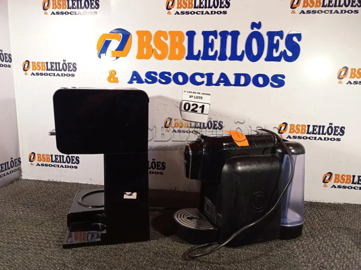 LOTE 021 - 02 CAFETEIRAS, SENDO 01 MARCA DELTA 220V E 01 MARCA CUISINART 110V. (NO ESTADO) ATENÇÃO! FAZER A VISITAÇÃO ANTES DE ARREMATAR, NÃO SABEMOS SE FUNCIONA. LEILÃO NÃO TEM GARANTIA E NEM DEVOLUÇÃO, SUJEITO A POSSÍVEIS AVARIAS VISÍVEIS/OCULTAS E/OU AUSÊNCIA DE COMPONENTES.