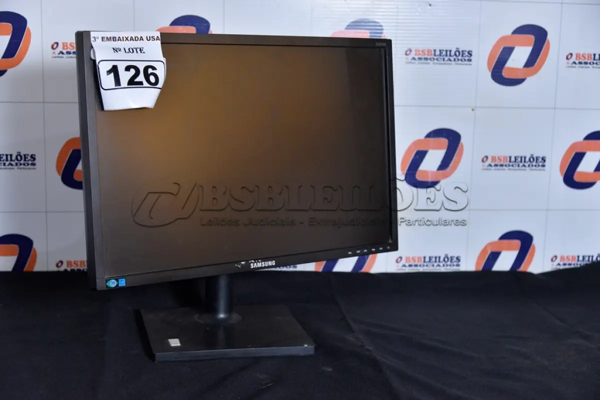 LOTE 126 - 01 MONITOR 22’’ LCD SEM O PÉ MARCA SAMSUNG. (NO ESTADO) AV9706F