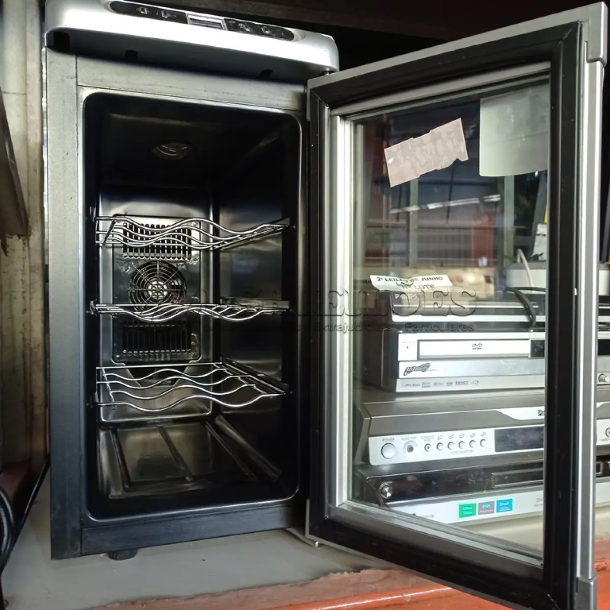 LOTE 048 - 01 ADEGA PARA VINHOS 08 GARRAFAS 220V, MODELO:25127 MARCA DYNASTY. (NO ESTADO) ATENÇÃO! FAZER A VISITAÇÃO ANTES DE ARREMATAR, NÃO SABEMOS SE FUNCIONA. LEILÃO NÃO TEM GARANTIA E NEM DEVOLUÇÃO, SUJEITO A POSSÍVEIS AVARIAS VISÍVEIS/OCULTAS E/OU AUSÊNCIA DE COMPONENTES.