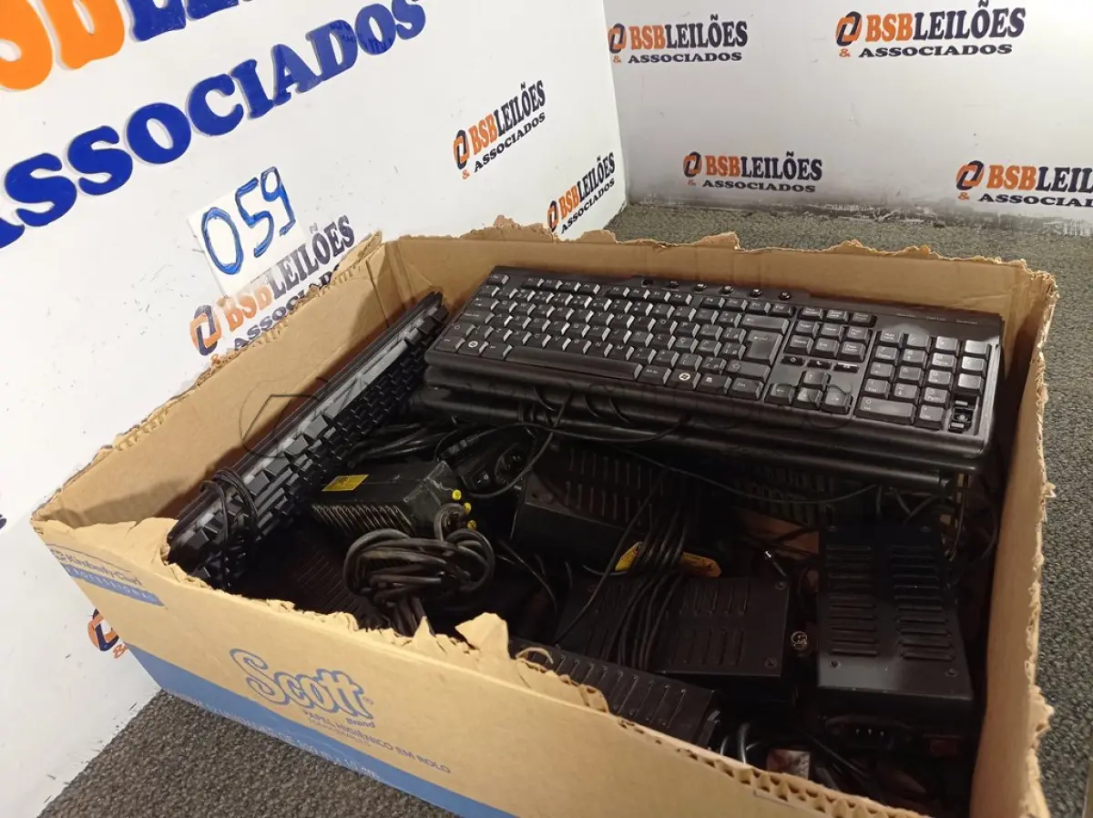 LOTE 059 - 01 LOTE COM VÁRIAS FONTES E 05 TECLADOS. (NO ESTADO) ATENÇÃO! FAZER A VISITAÇÃO ANTES DE ARREMATAR, NÃO SABEMOS SE FUNCIONA. LEILÃO NÃO TEM GARANTIA E NEM DEVOLUÇÃO, SUJEITO A POSSÍVEIS AVARIAS VISÍVEIS/OCULTAS E/OU AUSÊNCIA DE COMPONENTES.