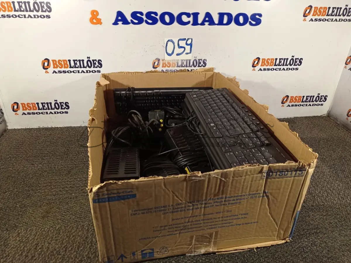 LOTE 059 - 01 LOTE COM VÁRIAS FONTES E 05 TECLADOS. (NO ESTADO) ATENÇÃO! FAZER A VISITAÇÃO ANTES DE ARREMATAR, NÃO SABEMOS SE FUNCIONA. LEILÃO NÃO TEM GARANTIA E NEM DEVOLUÇÃO, SUJEITO A POSSÍVEIS AVARIAS VISÍVEIS/OCULTAS E/OU AUSÊNCIA DE COMPONENTES.
