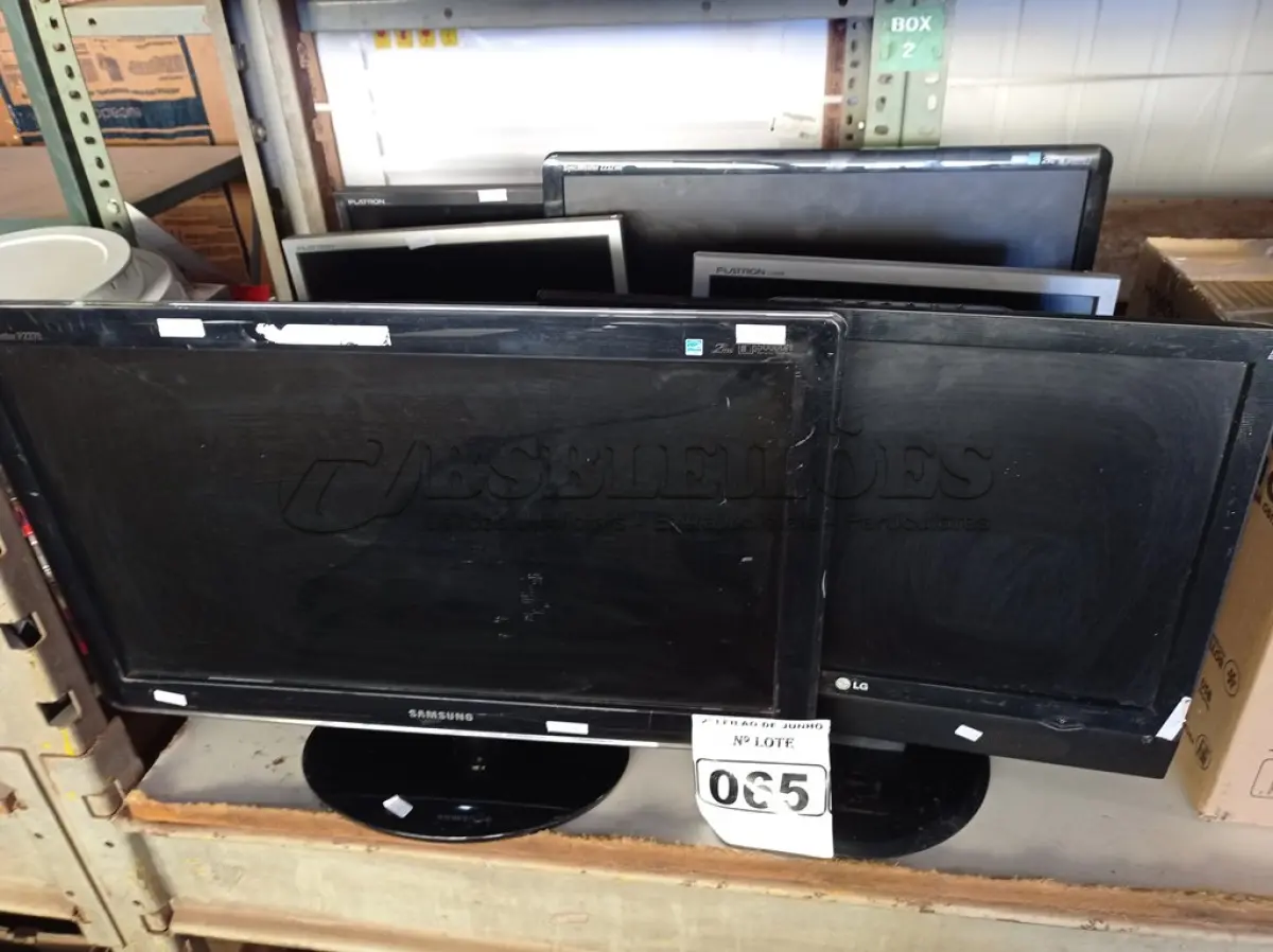 LOTE 065 - 07 MONITORES LCD PARA RETIRADA DE PEÇAS. (NO ESTADO) ATENÇÃO! FAZER A VISITAÇÃO ANTES DE ARREMATAR, NÃO SABEMOS SE FUNCIONA. LEILÃO NÃO TEM GARANTIA E NEM DEVOLUÇÃO, SUJEITO A POSSÍVEIS AVARIAS VISÍVEIS/OCULTAS E/OU AUSÊNCIA DE COMPONENTES.
