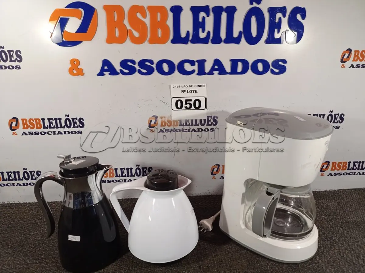 LOTE 050 - 01 CAFETEIRA MARCA FISCHER COOK LINE COM COPO E 02 GARRAFAS DE CAFÉ. (NO ESTADO) ATENÇÃO! FAZER A VISITAÇÃO ANTES DE ARREMATAR, NÃO SABEMOS SE FUNCIONA. LEILÃO NÃO TEM GARANTIA E NEM DEVOLUÇÃO, SUJEITO A POSSÍVEIS AVARIAS VISÍVEIS/OCULTAS E/OU AUSÊNCIA DE COMPONENTES.