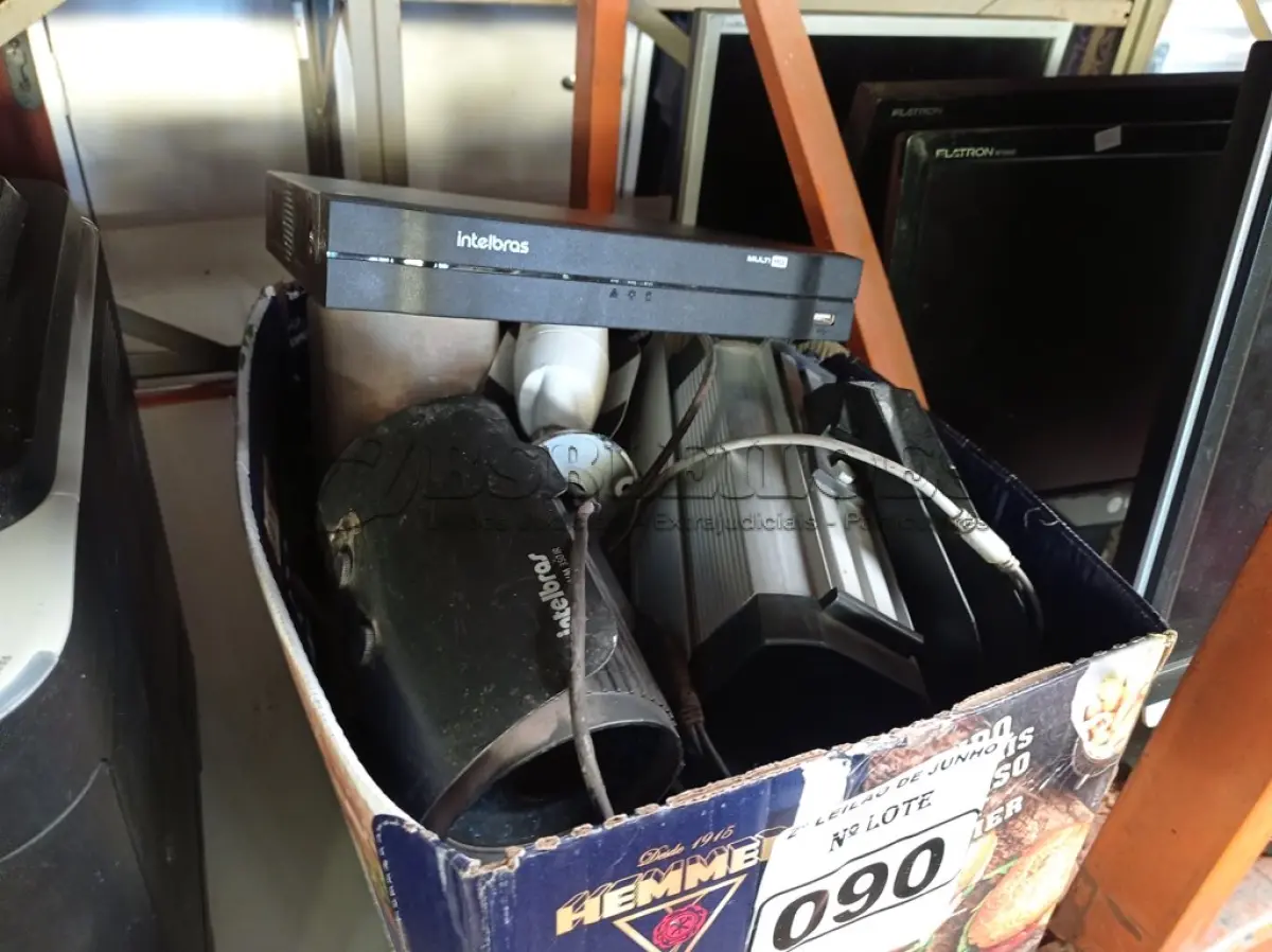 LOTE 090 - 01 LOTE COM 01 DVR MARCA INTELBRAS E VÁRIAS CÂMERAS DE SEGURANÇA. (NO ESTADO) ATENÇÃO! FAZER A VISITAÇÃO ANTES DE ARREMATAR, NÃO SABEMOS SE FUNCIONA. LEILÃO NÃO TEM GARANTIA E NEM DEVOLUÇÃO, SUJEITO A POSSÍVEIS AVARIAS VISÍVEIS/OCULTAS E/OU AUSÊNCIA DE COMPONENTES.