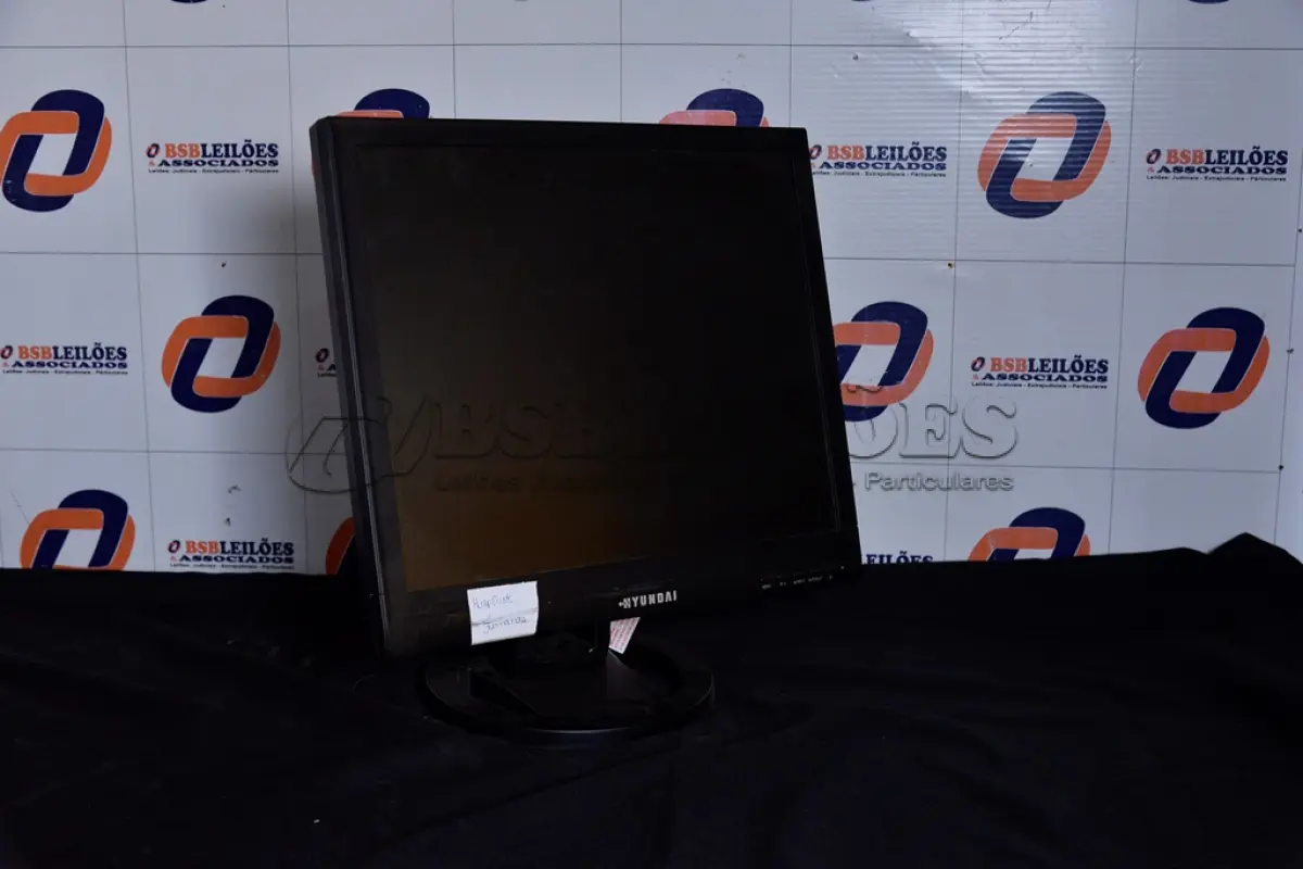 LOTE 086 - 01 MONITOR 19’’ LCD COM O PÉ MARCA HYUNDAI. (NO ESTADO) AV9706S