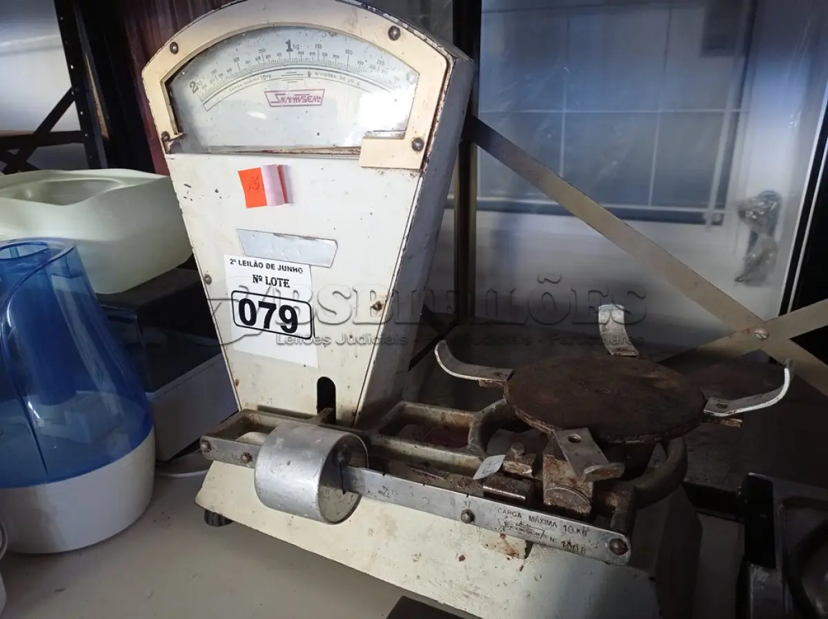 LOTE 079 - 01 BALANÇA ANTIGA COM CAPACIDADE MÁXIMA DE 10 KG INCOMPLETA. (NO ESTADO) ATENÇÃO! FAZER A VISITAÇÃO ANTES DE ARREMATAR, NÃO SABEMOS SE FUNCIONA. LEILÃO NÃO TEM GARANTIA E NEM DEVOLUÇÃO, SUJEITO A POSSÍVEIS AVARIAS VISÍVEIS/OCULTAS E/OU AUSÊNCIA DE COMPONENTES.