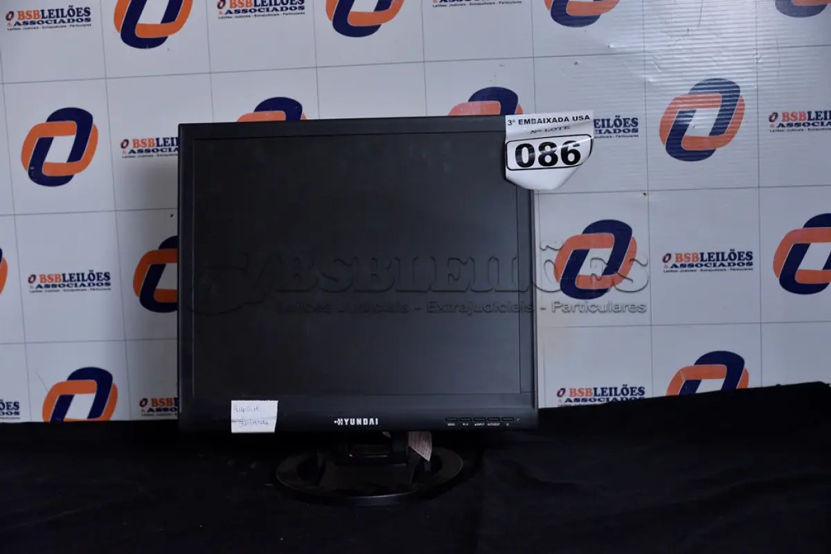 LOTE 086 - 01 MONITOR 19’’ LCD COM O PÉ MARCA HYUNDAI. (NO ESTADO) AV9706S