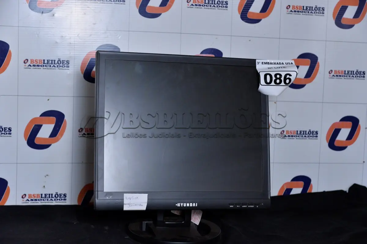 LOTE 086 - 01 MONITOR 19’’ LCD COM O PÉ MARCA HYUNDAI. (NO ESTADO) AV9706S