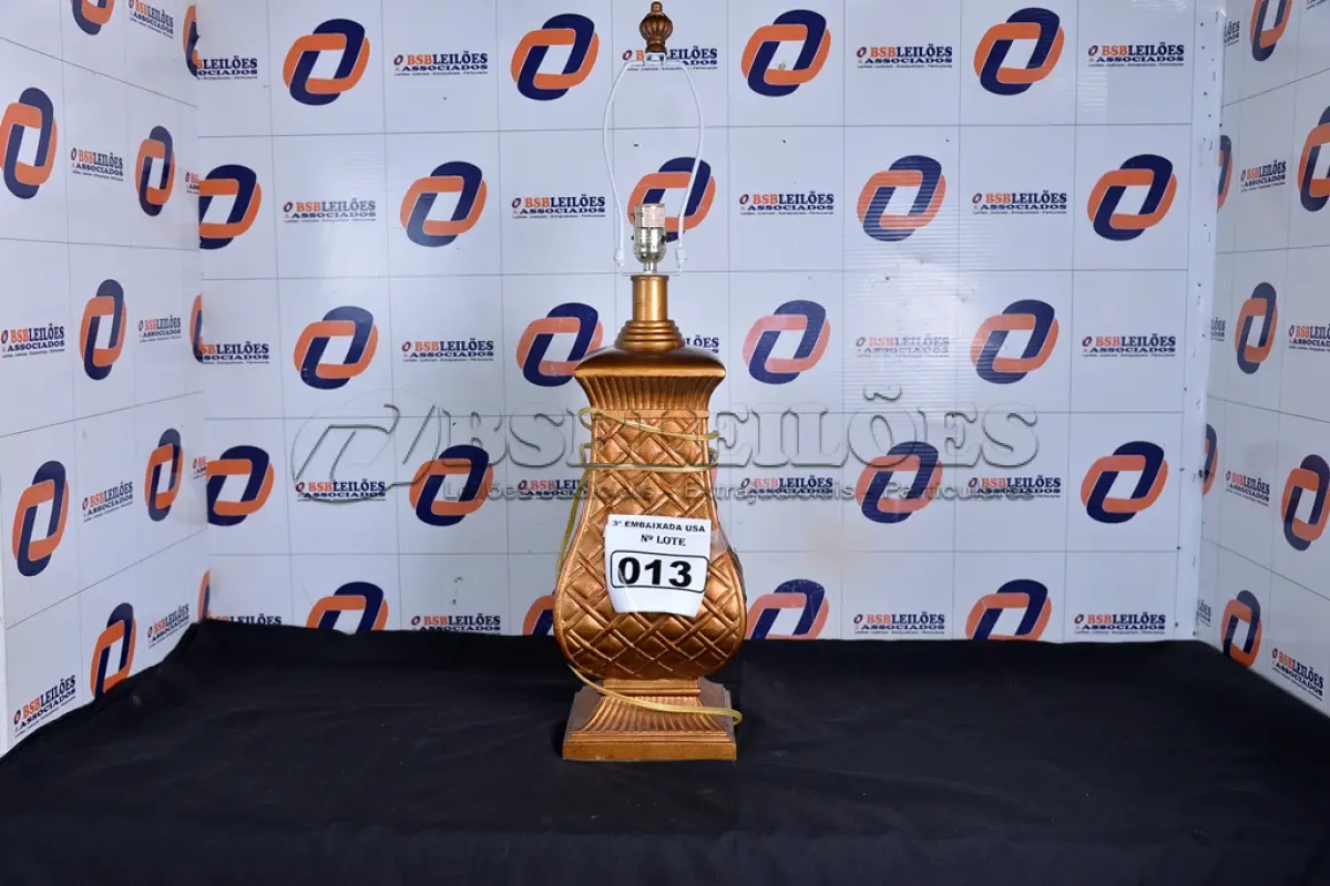 LOTE 013 - 01 ABAJUR SEM A CÚPULA 250V. (LAMPHOSEHOLD, TABLE) (NO ESTADO) AV9422N