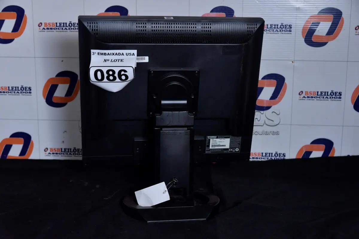 LOTE 086 - 01 MONITOR 19’’ LCD COM O PÉ MARCA HYUNDAI. (NO ESTADO) AV9706S
