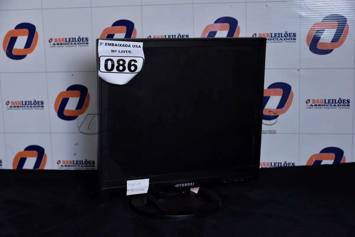LOTE 086 - 01 MONITOR 19’’ LCD COM O PÉ MARCA HYUNDAI. (NO ESTADO) AV9706S